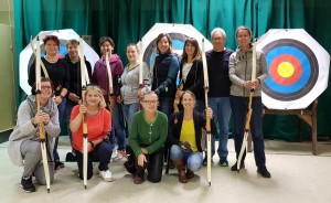 Damen 30 beim Bogenschießen mit den Trainern Marianne und Hans