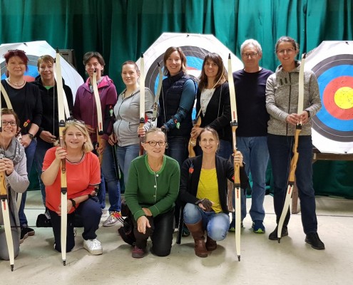 Damen 30 beim Bogenschießen mit den Trainern Marianne und Hans